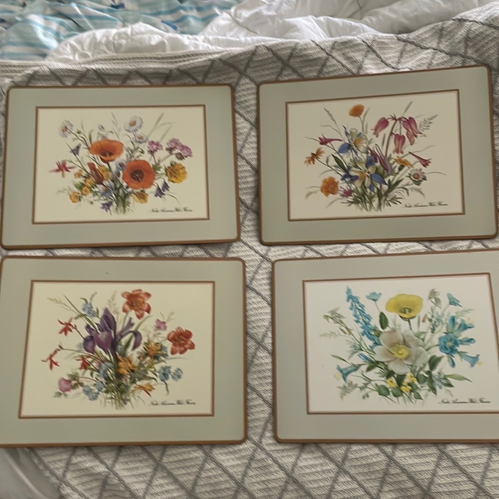 Four flower place mats